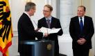 Im Berliner Schloss Bellevue überreicht Bundespräsident Christian Wulff (l.) neben dem scheidenden Präsidenten der Deutschen Bundesbank, Axel Weber (r.), dem künftigen Präsidenten der Deutschen Bundesbank, Jens Weidmann (m.), die Ernennungsurkunde. Weidmann ist am Freitag zum neuen Bundesbankpräsidenten für die nächsten acht Jahre berufen worden. Foto: dapd