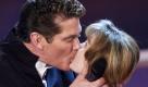 US-Serienstar David Hasselhoff (l.) und die Zuschauerkandidatin und nach eigenen Angaben groesster Hasselhoff-Fan, Anke (r.) aus Leipzig kuessen sich am Samstag (31.01.04) waehrend der Livesendung zur neuen ZDF-Show 'Willkommen bei Carmen Nebel' auf der Buehne in der Boerdelandhalle in Magdeburg. Das ZDF startete mit der Uebertragung am Samstagabend (31.01.04) die neue Samstagabend-Show. Die Sendung soll sechs Mal im Jahr produziert werden. Foto: Jens Schlueter/ ddp Foto: dpa