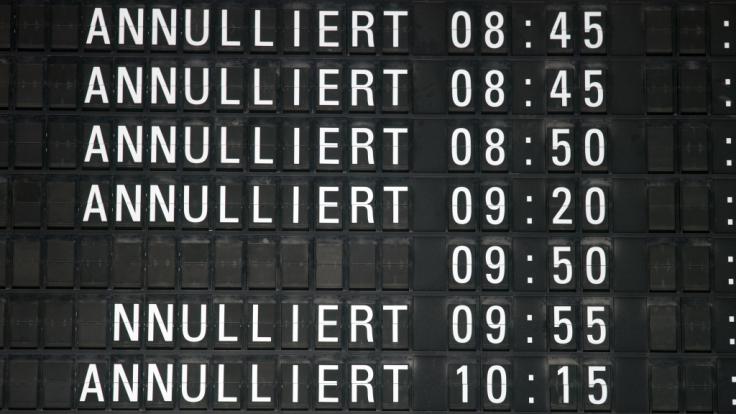 Auf Grund des starken Schneefalls wurde der Betrieb am Flughafen Köln/Bonn vorerst eingestellt.