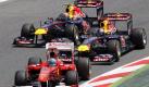 Die Red Bulls Mark Webber und Sebastian Vettel verfolgen Ferraripilot Fernando Alonso beim Großen Preis von Spanien. Am Ende gewann Sebastian Vettel. Es ist der vierte Saisonsieg für den 23-jährigen Heppenheimer. Foto: dpa