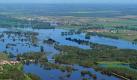 Blick aus einem Flugzeug auf die vom Hochwasser der Schwarzen Elster überflutete Wiesen und Felder unweit dem südbrandenburgischen Herzberg. Foto: dpa