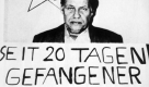 Hanns Martin Schleyer
Bildausschnitt von der Titelseite der franzsischen Zeitung Liberation vom 28. September 1977, der den entfhrten Arbeitgeberprsidenten Hanns Martin Schleyer unter dem Logo der RAF (Rote Armee Fraktion) und einem Schild mit der Aufschrift Seit 20 Tagen Gefangener der R.A.F. zeigt. Bundeskanzler Schmidt (1974-1982) hatte im Deutschen Herbst die bis dahin grte Herausforderung des freiheitlich-demokratischen Rechtsstaates zu bestehen: Die Terrorwelle der Roten Armee-Fraktion hatte mit der Entfhrung Schleyers ihren mrderischen Hhepunkt erreicht. Foto: dpa (zu dpa-Themenpaket: 60 Jahre Bundesrepublik Deutschland vom 12.05.2009 - nur s/w) Wiederholung +++(c) dpa - Bildfunk+++ 
 Foto: dpa