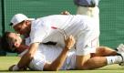 Der Österrreicher Jürgen Melzer (oben) und der Deutsche Philipp Petzschner (unten) freuen sich über ihren Sieg im Doppel-Finale von Wimbeldon. Die Freunde aus Bayreuth und Wien setzten sich im Endspiel souverän in drei Sätzen gegen Robert Lindstedt (Schweden) und Horia Tecau (Rumänien) durch.
 Foto: ap