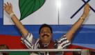 Hier winkt er seinen Anhängern zu - der amtierende Präsident Sri Lankas, Mahinda Rajapaksa. Die Opposition wirft ihm und seiner Partei vor, Wähler der Opposition mit Gewalt vom Wählen abhalten zu wollen. Foto: AP