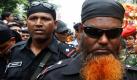 Soldaten der schnellen Einsatztruppe überwachen eine Kundgebung in Dhaka, Bangladesch. Eine internationale Menschenrechtsgruppe forderte Bangladesch dazu auf, das Spezialkommando aufzulösen, wenn es nicht binnen sechs Monaten reformiert würde. Beschuldigt werden die Soldaten der Folter und illegaler Tötungen. Seit Januar 2009 soll die Gruppe etwa 200 Menschen ermordet haben. Foto: dapd