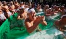 Japanische Fitnessgurus beten, während sie in einem Bottich mit eiskaltem Wasser in Tokio stehen. Die Prozedur ist Teil eines Winterrituals, das die Teilnehmer fit halten und ihre Ausdauer beweisen soll. Foto: ap