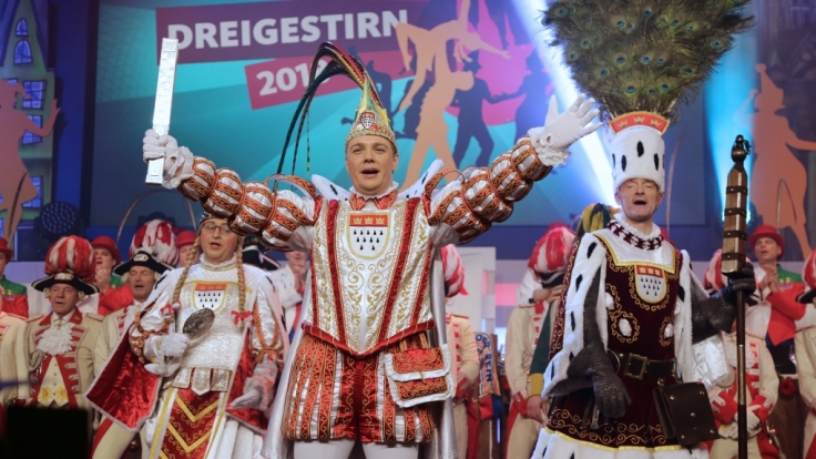Das Kölner Dreigestirn der Session 2018 mit Jungfrau Emma, Prinz Michael der II. (Michael Gerhold) und Bauer Christoph (Christoph Stork).