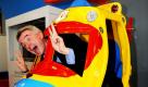 Ryanair-Chef Michael O´Leary ist ein beliebtes Motiv für die Fotografen: Endlich mal ein Chef eines Unternehmens, der posiert wie ein Schauspieler - oder ein Clown. O´Leary eröffnete heute den vierten Standort seines Unternehmens in Deutschland. Der Flughafen in Söllingen wird ab heute auch vom Billigflieger angeflogen. Foto: dpa