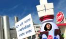 Ein Aktivist der Verbraucherschutzorganisation foodwatch demonstriert vor der Molkerei Zott. Foto: dpa
