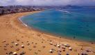 Endlose Strände und blaues Meer. Die Kanaren ziehen wieder mehr Publikum an ... Hier der Playa las Canteras in Las Palmas. Foto: srt/Archivbild
