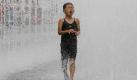 A South Korean child cools himself off by playing in a fountain in Seoul, South Korea, Monday, July 19, 2010. In South Korea, July 19 is typically the day that signals the beginning of the hottest time of the year. (AP Photo/ Lee Jin-man)


 Foto: ap