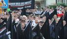 Neonazis bei einem Aufmarsch für eine Kundgebung in Bad Nenndorf. Foto: Bernd von Jutrczenka / Archiv Foto: dpa