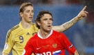 Yuri Zhirkov (rechts) ist einer von nur fünf Nationalspielern, die ihr Geld nicht in der russischen Premier Liga verdienen. Der 26-Jährige kommt beim englischen Erstligisten FC Chelsea auf der linken Außenbahn zum Einsatz und trifft so in Moskau auf seinen Teamkollegen Michael Ballack. Foto: dpa
