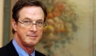 Der Amerikaner Michael Crichton (Archivfoto vom 02.02.2005), der Bestseller wie Jurassic Park, Enthllung und Die Wiege der Sonne schrieb, ist tot. Wie der US-Sender CNN am Mittwoch berichtete, erlag Crichton in Los Angeles einem Krebsleiden. Er sei am Dienstag gestorben, hie es in einer Mitteilung seines Sprechers.Crichton war 66 Jahre alt. Foto: dpa