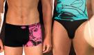 Anleihe aus den 1980ern: Cartoonmotive in Knallfarben wie Türkis oder Pink. Dazu passen schlichte schwarze Hipster, Slips oder Pants. Foto: Bruno Banani