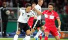Bei jedem Ballkontakt wurde Mesut Özil von den türkischen Fans ausgebuht. Der Mittelfeldspieler setzte sich dennoch oft gut in Szene - und erzielte das 2:0. Foto: dpa