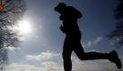 Bei hohen Ozonwerten empfiehlt es sich, morgens oder abends zu joggen. (Bild: dpa) Foto: dpa