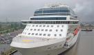 Das Kreuzfahrtschiff Celebrity Silhouette wird am Sonntag in Papenburg nach dem Ausdocken aus dem überdachten Baudock der Papenburger Meyer-Werft durch die Dockschleuse geschleppt. Bis zur Überführung über die Ems ins niederländische Eemshaven Anfang Juli wird das 319 Meter lange Schiff am Ausrüstungspier im Werfthafen festmachen. Foto: dapd