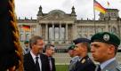 Bundespräsident Christian Wulff (vorne, l.) und Bundesverteidigungsminister Thomas de Maiziere (CDU, vorne, 2.v.l.) gratulieren vor dem Reichstag in Berlin den frisch vereidigten Rekruten. Foto: dapd