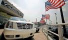 ARCHIV - Cadillac Escalades und Hummer-Fahrzeuge stehen bei einem GM-Händler in New York (Archivfoto vom 02.08.2007). Noch diesen Montag sollte US-Präsident Obama im Weißen Haus Schritte bekannt geben, um die amerikanische Autoindustrie zur Herstellung abgasärmerer Autos zu bewegen. Der Hebel seien Abgas-Obergrenzen, berichteten die Zeitungen «Washington Post» und «New York Times». EPA/Peter Foley (zu Korr: 'Obama will Produktion CO2-ärmerer Autos - EU hat es vorgemacht' vom 26.01.2009) +++(c) dpa - Bildfunk+++ Foto: dpa