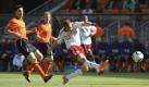 Thomas Enevoldsen (rechts) schießt auf das Tor der Niederlande. Die Oranjes Mark van Bommel (links) und Dirk Kuyt (Mitte) schauen gebannt zu. Foto: dpa