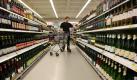 Der Kunde eines Supermarkts in Freiburg steht mit einem Einkaufskorb zwischen den Regalen der Weinabteilung (Foto vom 17.03.2006). Nach Angaben des Vorsitzenden des Badischen Weinbauverbandes Gerhard Hurst sind 55 Prozent der in Deutschland verkauften Weine im Ausland produziert. Vor allem die Weinexporte aus den USA hätten in den vergangenen Jahren sehr stark zugenommen. Foto: Rolf Haid dpa/lsw (zu lsw-Korr 'Reinen Wein einschenken - Winzer fordern Kennzeichnungspflicht für Kunstweine' vom 24.03.2006) +++(c) dpa - Bildfunk+++ Foto: dpa