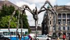 Die Bronzeskulptur Maman des amerikanischen Künstlers Louise Bourgeois steht auf dem Bürkliplatz in Zürich. Die Skulptur, die eine Spinne darstellen soll, ist ungefähr 10 Meter hoch. Foto: dpa