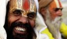 Ein Mann hinduistischen Glaubens freut sich, nachdem ihm erlaubt wurde, sein Zelt für das Fest Magh Mela in Allahabad, Indien, aufzustellen. Tausende Gläubige pilgern zu dem Ort, um sich im Ganges zu waschen. Foto: ap