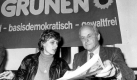 Die Grnen starteten als auerparlamentarische Opposition und stellten das Parteiensystem der Bundesrepublik auf den Kopf. Petra Kelly und der ehemalige Bundeswehrgeneral Gerd Bastian waren in den 1980er Jahren die Galionsfiguren der Grnen. Das Paar wurde im Oktober 1992 tot in seinem Haus in Bonn aufgefunden. Nach Ermittlungen der Polizei hatte der 69 Jahre alte Ex-General in diesem privaten Drama zuerst seine schlafende Lebensgefhrtin und dann sich selbst erschossen. Foto: dpa