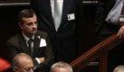 Berlusconis Mitte-Rechts-Regierung feiert den Ausgang des Misstrauensvotums noch im Parlamentsgebäude von Rom. Foto: ap