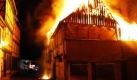 Ein Großbrand in der historischen Altstadt von Quedlinburg hat mehrere Fachwerkhäuser zerstört. Eines der leer stehenden Gebäude brannte komplett nieder. Das Feuer brach Abend gegen 23.30 Uhr aus, in der Nacht bekamen Rettungskräfte die Flammen unter Kontrolle.  Foto: dpa