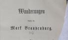 Eine Erstausgabe der «Wanderungen» von Theodor Fontane. Foto: Bernd Settnik Foto: dpa