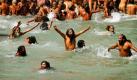 Während des Haridwar-Festivals in Indien baden heilige Männer, die sogenannten Naga Sadhus, im Ganges. Das Baden soll die Männer nicht nur von ihren Sünden reinwaschen, sondern sie auch vom Kreislauf von Leben und Wiedergeburt befreien. Foto: ap