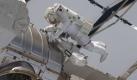 Nasa-Astronaut Gregory Chamitoff unternimmt einen Spaziergang außerhalb der Internationalen Raumstation ISS. Sechseinhalb Stunden war Chamitoff im All; es war sein erster Spacewalk. Für mich wurde ein Traum war, sagte er. Foto: dapd