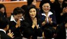 Mit der neuen Ministerpräsidentin Yingluck Shinawatra steht in Thailand erstmals eine Frau an der Regierungsspitze. Die Schwester des 2006 gestürzten Regierungschefs Thaksin Shinawatra tritt ihr Amt offiziell an, sobald der König sein Plazet gibt, möglicherweise noch im Laufe des Tages. Yingluck hatte mit ihrer Partei die Wahlen vor einem Monat haushoch gewonnen. Sie bekam 53 Prozent der Stimmen, die bis dahin regierende Partei nur 31,8 Prozent. Foto: dpa