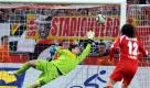 Kölns Maniche (r.) trifft gegen Gladbachs Torwart Logan Bailly zum 1:1-Endstand. Foto: dpa