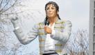Auf dem Gelände des Fußballstadions in London wurde eine neue Statue des verstorbenen King of Pop, Michael Jackson, enthüllt. Das hatte der ägyptisch-stämmige Unternehmer und Besitzer des Fulham F.C. Soccer Clubs Mohamed Al Fayed. Fans diskutieren kontrovers über die Verewigung ihres Idols, da Jackson das Stadion nur ein einziges Mal - im Jahr 1999 - besucht hatte. Foto: dpa