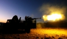 Eine iranische Militäreinheit eröffnet das Feuer während einer militärischen Übung 330 Kilometer südlich von Teheran. Das iranische Militär übt den Schutz der Nuklearanlagen von terroristischen Anschlägen, wie das iranische Fernsehen berichtete. Foto: ap