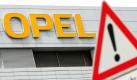 Das Verkehrsschild 'Gefahrenstelle' steht am 26.05.2009 vor dem Opel-Werk in Rüsselsheim. Vertreter des US-Konzerns General Motors (GM) präsentieren am Mittwoch (22.07.2009) im Berliner Kanzleramt die drei Übernahmeangebote für den angeschlagenen Autobauer Opel. Es handelt sich um ein Informationstreffen auf Arbeitsebene - Entscheidungen werden nicht erwartet.
 Foto: dpa