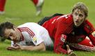 Er war der Mann des Matches: Stefan Kießling (r.) schießt Bayer mit einem Doppelpack zum 4:2-Sieg gegen den HSV. Für Hamburgs Joris Mathijsen endet die Partie mit einer Platzwunde am Auge. Foto: ddp