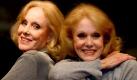 Die Zwillinge Alice (l) und Ellen Kessler lassen sich am Dienstag (21.11.2006) gemeinsam auf der Bühne des Theaters Komödie im Marquart in Stuttgart fotografieren. Sie spielen ab Freitag alternierend die weibliche Hauptrolle in dem Theaterstück 'Sechs Tanzstunden in sechs Wochen'.
 Foto: dpa