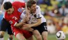 Im Spiel wurde um jeden Zentimeter Boden gekämpft. Hier prallen Gareth Barry (links) und Thomas Müller schmerzhaft aufeinander. Foto: ap