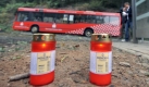 Ein Linienbus fährt in Radevormwald im Bergischen Land an der Stelle vorbei, wo einen Tag zuvor ein Bus die Leitplanke durchbrochen hatte. Unbekannte hatten hier am Morgen brennende Kerzen aufgestellt. Der Linienbus war aus noch ungeklärter Ursache einen steilen Abhang rund 15 Meter tief in die Wupper hinuntergestürzt. Es starben fünf Menschen, sieben wurden verletzt. Foto: dpa
