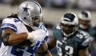 Dallas Cowboys running back Marion Barber (24) evades tackles as Philadelphia Eagles' Moise Fokou (53) gives chase in the first half of an NFL football game, Sunday, Jan. 3, 2010, in Arlington, Texas. (AP Photo/Sharon Ellman) Foto: ap