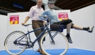 Gunnar Fehlau, pressedienst fahrrad und Tanja Renger (Fotomodel) präsentieren das Stadtrad: Specialized Globe - Live 3 mit Frontträger 
27.08.2009 Foto: Foto: Messe Friedrichshafen, www.messe-friedrichshafen.de