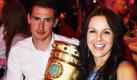 Der Stuermer des FC Bayern Muenchen, Miroslav Klose, und seine Frau Sylwia posieren am Samstag (16.05.10) in Berlin nach dem Gewinn des DFB-Pokalspiels gegen Werder Bremen bei der Siegesfeier in der Telekom Zentrale mit dem DFB-Pokal. Bayern gewann mit 4:0 gegen Werder Bremen. Foto: Lars Baron/ Pool/ ddp Foto: ddp