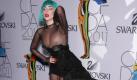... und hat in der Beziehung viel mit Popstar Lady Gaga gemeinsam. Diese trägt häufig völlig durchsichtige Outfits und verdeckt ihre Brüste nur notdürftig mit etwas Klebeband. Das hat sie hier wohl vergessen. Foto: ddp images/Capital Pictures