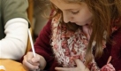 Stellen Eltern fest, dass ihr Kind Kopfläuse hat, sollten sie umgehend Kindergarten oder Schule benachrichtigen, damit alle Kinder auf Kopflausbefall untersucht und gegebenenfalls behandelt werden.  Foto: ap