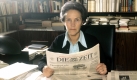 Die Journalistin und Buchautorin Marion Gräfin Dönhoff, Chefredakteurin der Wochenzeitung 'Die Zeit', aufgenommen am 24.02.1972 in Hamburg. Die Erinnerungen an die große Dame der deutschen Publizistik, Marion Gräfin Dönhoff, gestorben am 11. März 2002, ist in diesen Tagen lebendiger denn je. Noch bevor sie am 2. Dezember 100 Jahre alt geworden wäre, wird ihrer vielfältig gedacht. Die Wochenzeitung «Die Zeit», bei der Dönhoff als Chefredakteurin und Herausgeberin fungierte, lädt zu Veranstaltungen ein, Verlage geben weitere Werke heraus und in der ARD wird im Ersten am 2. Dezember (23.30 Uhr) eine eindrucksvolle Dokumentation über ihr Leben und Wirken zu sehen sein.
 Foto: dpa