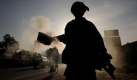 In Kabul verbrennt ein afghanischer Spandi Pflanzensamen. Ziel: böse Geister verjagen. Foto: ap